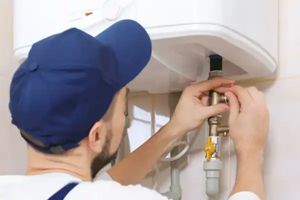 Técnico reparando calefón